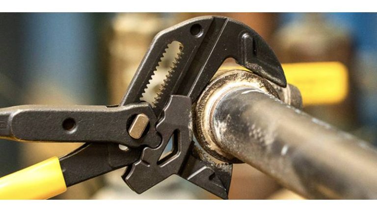 Klein Tools® combine deux outils couramment utilisés dans une nouvelle clé à pinces de 10 pouces