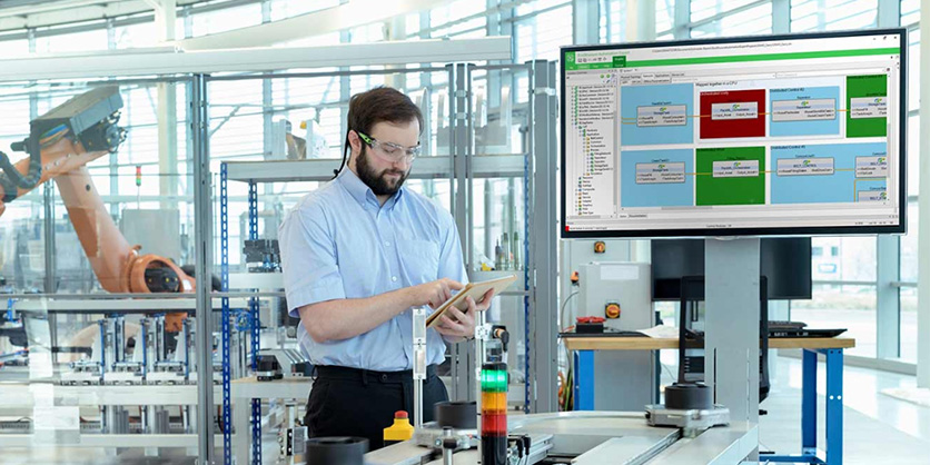 Schneider Electric lance EcoStruxureMC Automation Expert V 23.0