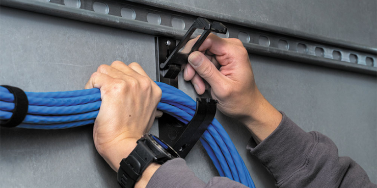 Les nouveaux crochets en J de Klein Tools® facilitent l’installation de tous les types de câbles