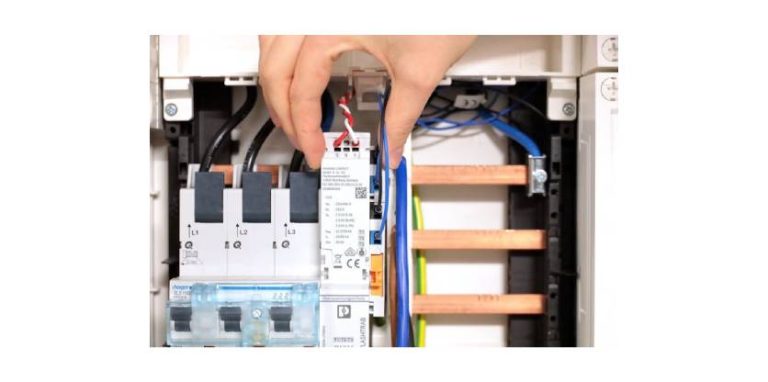 Parafoudre basse tension pour barre collectrice avec prise de tension intégrée